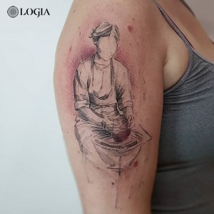 Tatuaje figura barro sketch en el hombro